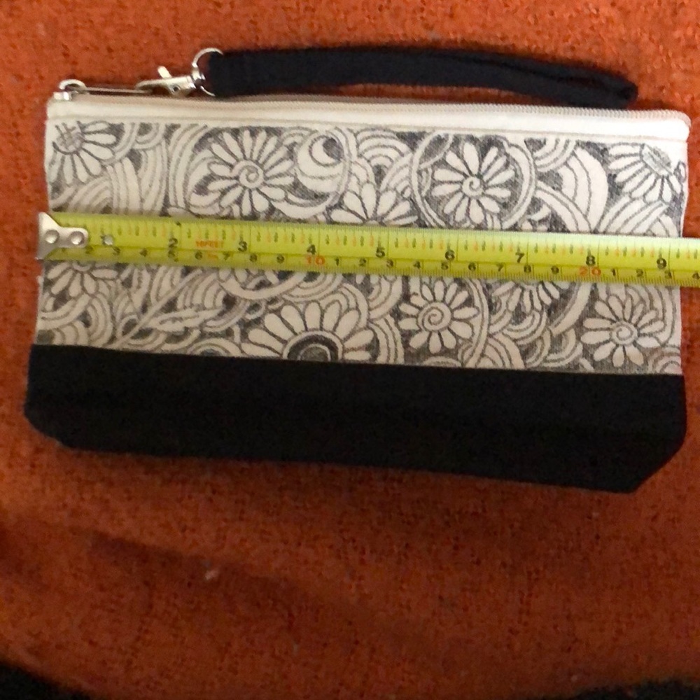 Hand doodled wristlet 🌀 - Picture 3 of 5
